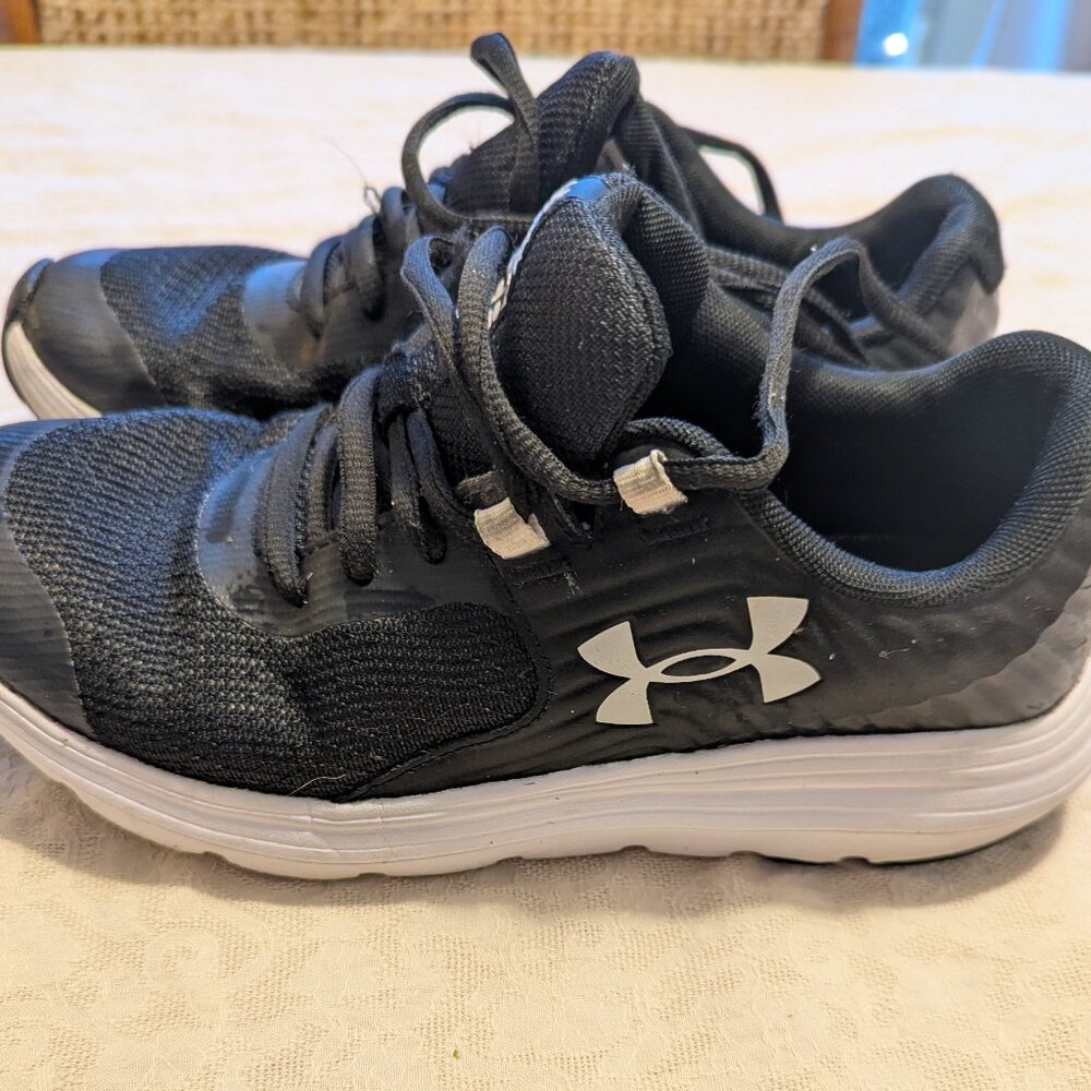 Under Armour Boy's Grade School Outhustle Running Shoe, Kids Size 4